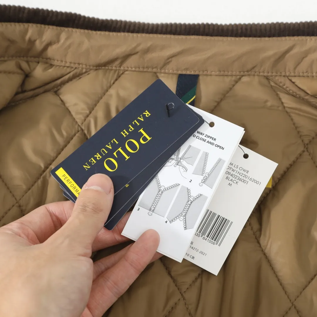 P370 #59 Ralph Lauren classic rhombus quilted cotton jacket for men and women. Inspired by retro workwear, it blends with contemporary British style. The imported machine-pressed rhombus quilting is accurately aligned, and the three-dimensional H-shaped tailoring is neat and slim. It is not bulky when layered in autumn and winter, and still maintains a light style.  Texture is reflected in the details: customized metal buckles, corduroy lapels, breathable eyelets under the arms, and slits on the hem, all replicating the brand's high-end genes. All excipients are standardized!  Five colors to choose from: black/khaki/brown/green/navy blue, easy to switch between commuting, leisure, and travel occasions. Function and appearance coexist: 37.5°C temperature control black technology, breathable and moisture-proof, anti-slip cotton patented fabric, temperature-locking, soft and waxy, durable and stylish. A retro warm-keeping item that can handle low temperatures calmly. The details are all made of craftsmanship, and the style has no limits. It has a classy look that will turn heads.  Color: Khaki Black Navy Green Brown Size: S M L